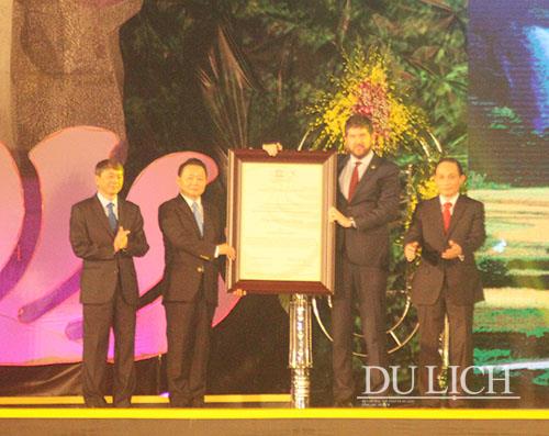 Thứ trưởng Bộ Ngoại giao, Chủ tịch Ủy ban UNESCO Việt Nam Lê Hoài Trung và Trưởng đại diện UNESCO tại Việt Nam Michael Croft trao danh hiệu công viên địa chất toàn cầu UNESCO Non nước Cao Bằng cho đại diện lãnh đạo tỉnh Cao Bằng.